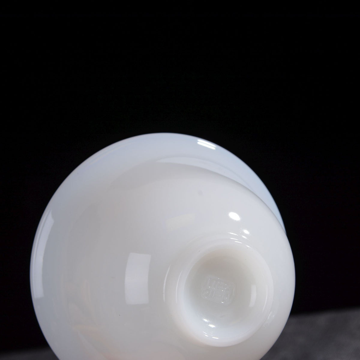 Bottom detail of Dehua Yu Ci jade porcelain gaiwan