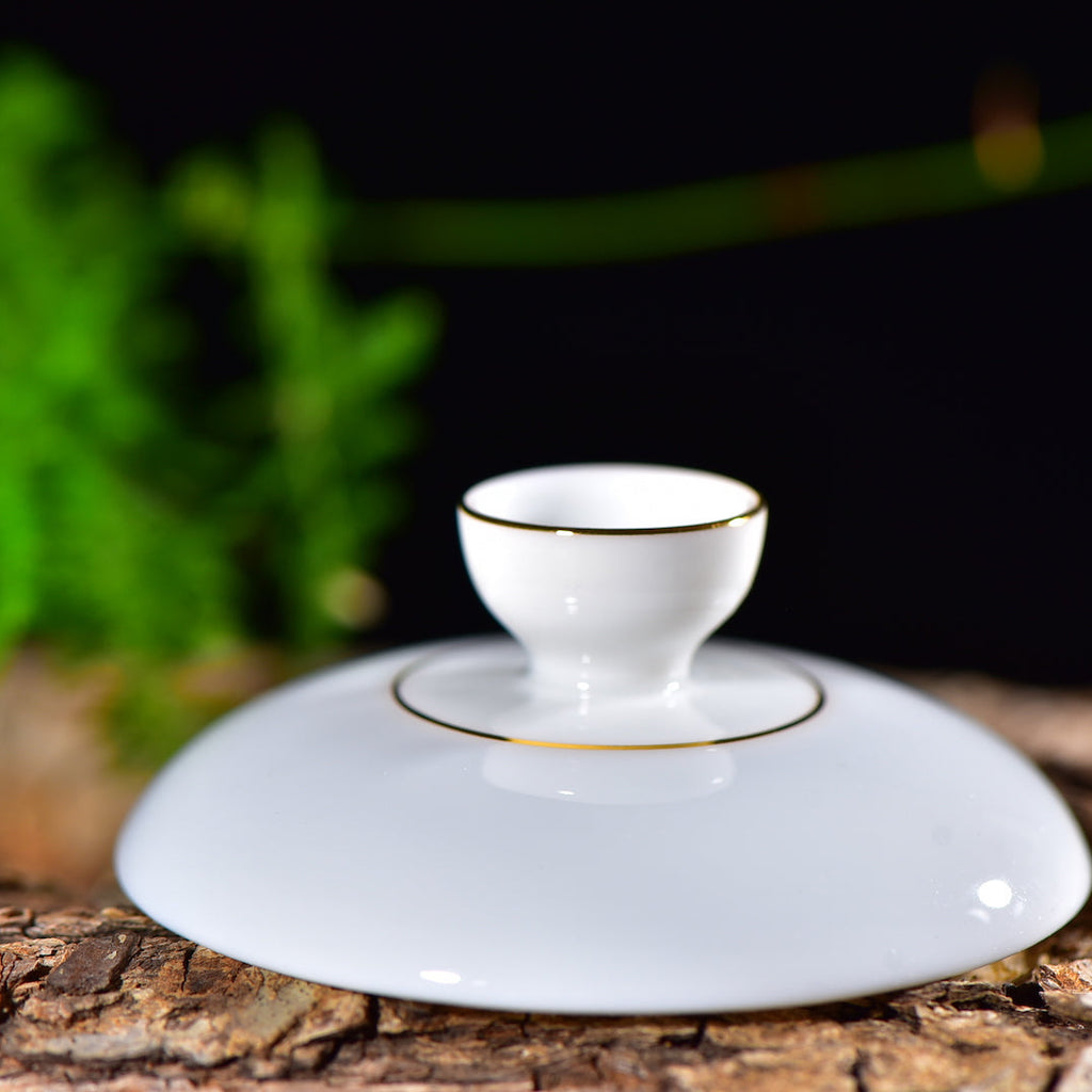 Gold-trimmed lid of a Dehua jade porcelain gaiwan